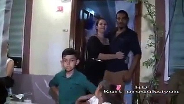 Kızın Kalçalar ayrı kız ayrı oynuyor Videosu Kızın Kalçaları Oynuyor