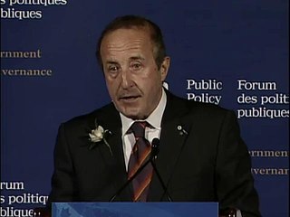 Bernard Derome accepts the 2010 Hyman Solomon Journalism Award