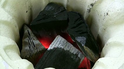 樫の黒炭をガスコンロで火起こし器を使って着火後七輪に入れた状態
