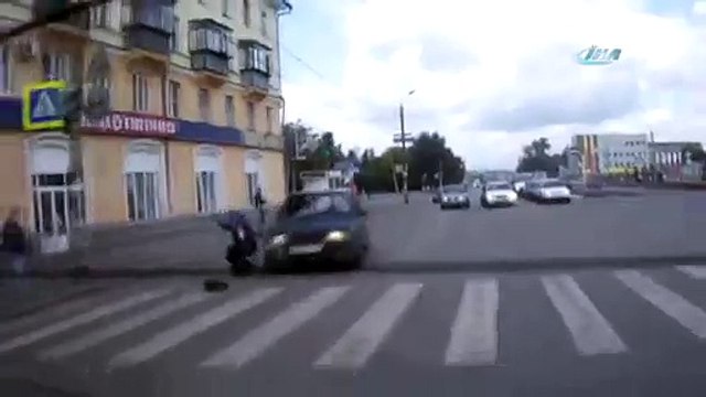 Otomobil yayayı havaya uçurdu