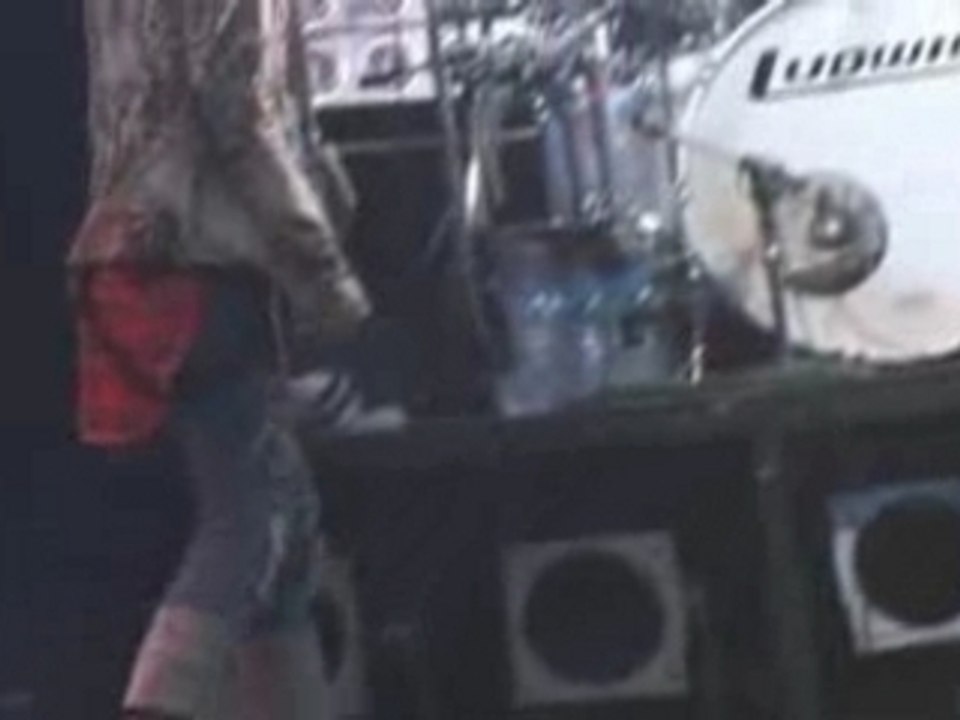 Toshiya playing the Drums