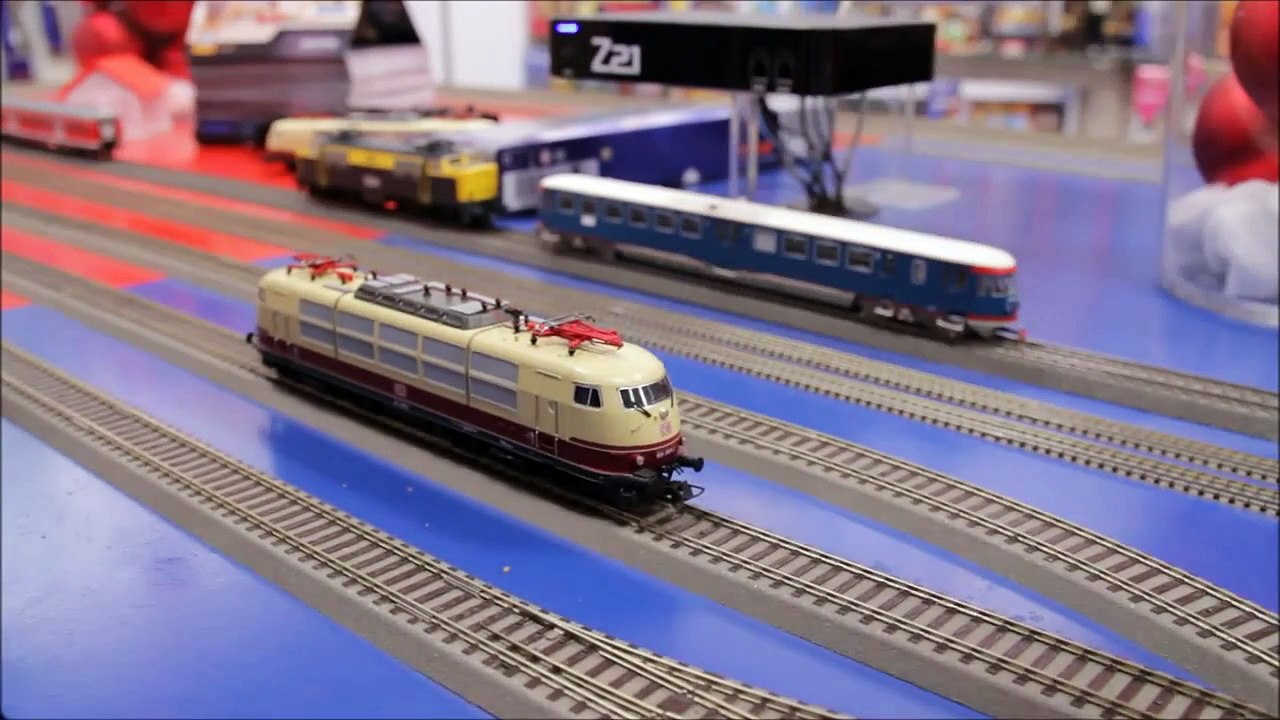 Roco cameralok BR 103 samen met de Z21.