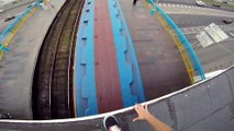 Des jeunes russes s'amusent à sauter sur le toit des métros... DIngue