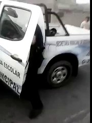 Un policier oublie de verrouiller la portière de sa voiture