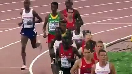 Le coureur de Fond qui prend une pose avant de Gagner la course