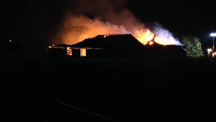 Boerderij gaat in vlammen op in Uithuizermeeden - RTV Noord