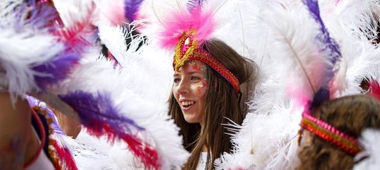 Londra sokaklarında karnaval coşkusu