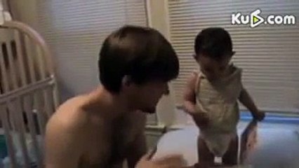 爸爸教女儿学中文，这个爸爸实在太有爱了.avi