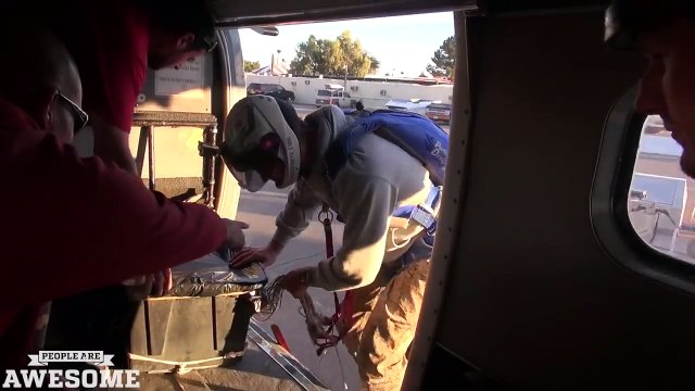 素晴しい人々！　空中でパラシュートに火を！　Setting fire to a parachute in mid air! (People are Awesome)