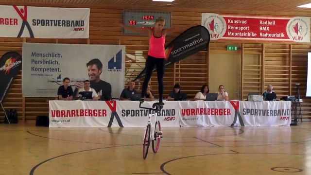 Une gymnaste danse avec son vélo