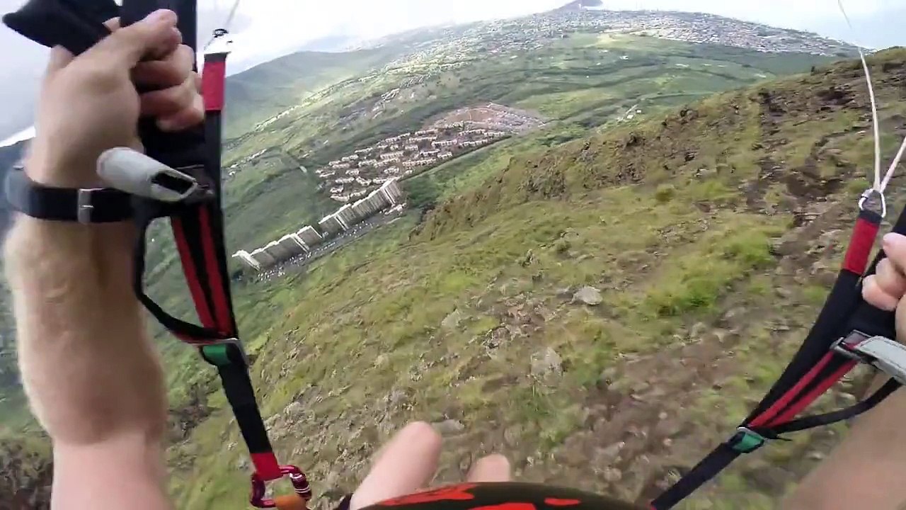素晴しい人々！パラグライダーで妙技！　Paragliding through a tiny gap between two buildings!! (People are Awesome)