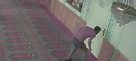 Camideki bağış kutusunu böyle çaldı