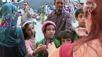 Hongrie: une parlementaire allemande rend visite aux migrants