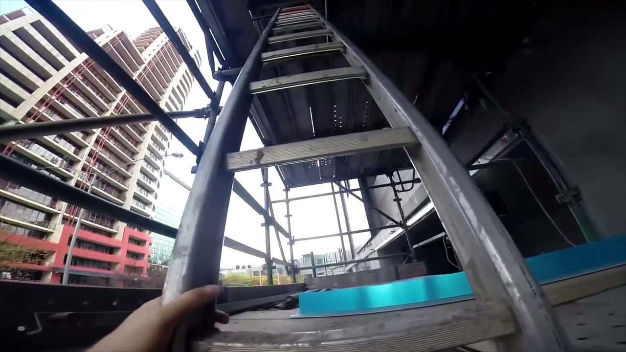 素晴しい人々！建設現場最上部登頂！　Incredible construction site free climb!