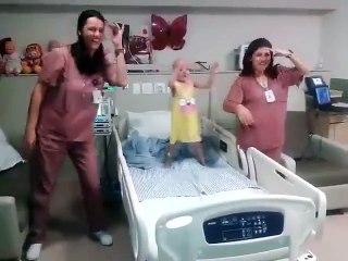 Deux infirmières offrent un moment de détente à cette petite fille malade