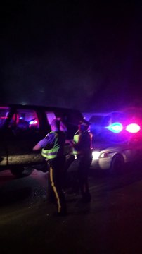 Il utilise son 4x4 comme un monster truck et écrase des voitures de police - Road rage impressionnant!