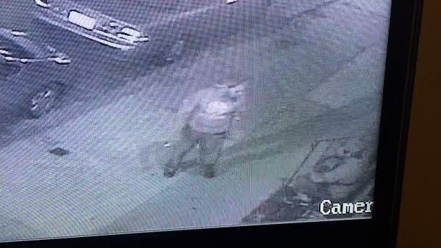 Ivres, ils se font un câlin après une bagarre