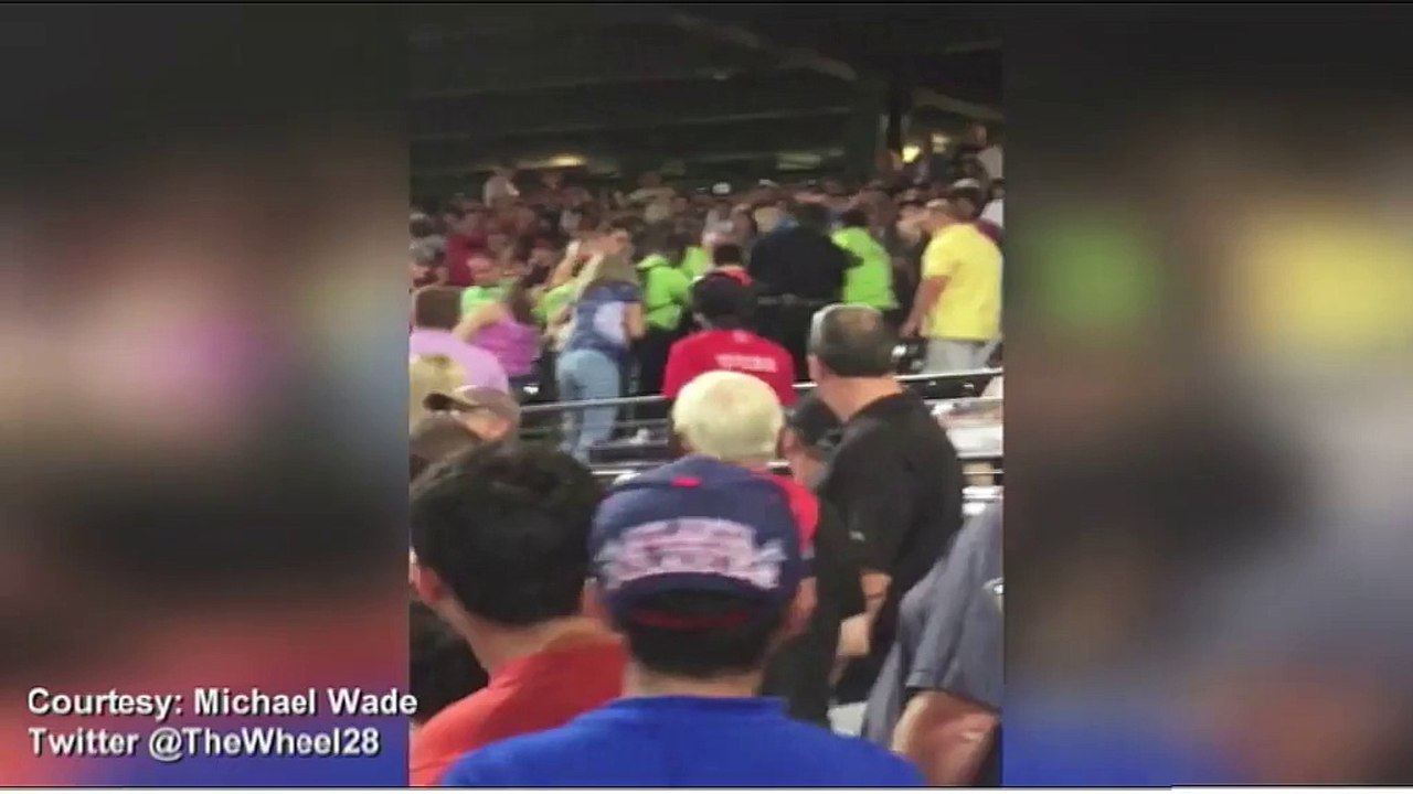 Muere fanático al caer de las gradas en partido entre Yankees y Bravos