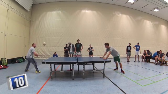 Compétition de Tennis de table avec la tête... Bizarre mais impressionnant!