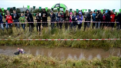 Moorschnorchel-WM sorgt für schlammigen Spaß