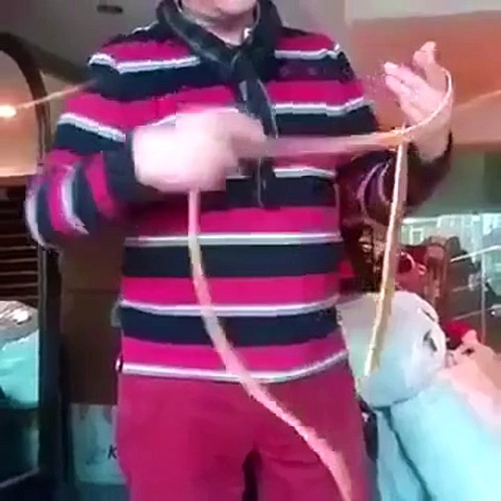 Voici l'astuce pour faire un noeud de cravate en 10 secondes