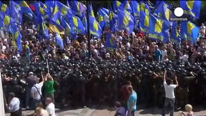 Ukraine: angry clashes as bill adopted granting more autonomy in the east