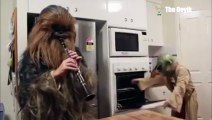 Star Wars Kostümü giyen baba oğuldan ufak şov