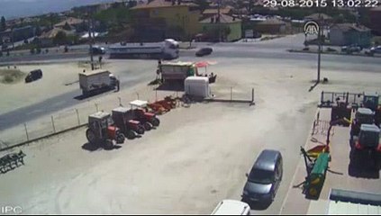 Kaza anı güvenlik kamerasına yansıdı