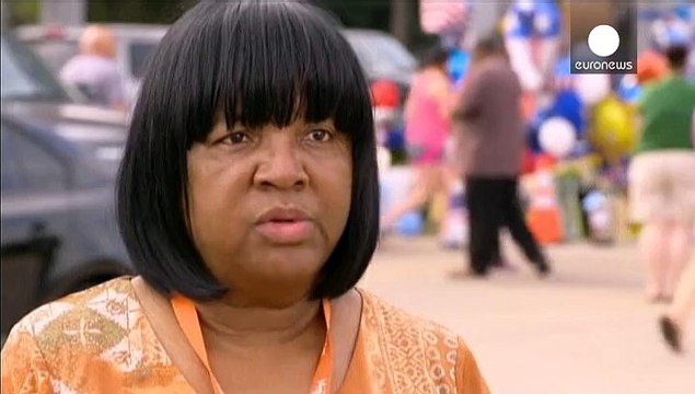 Poliziotto freddato in Texas, centinaia in strada per dire stop a violenza