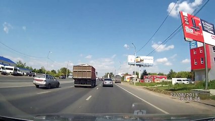 Rusya’da devrilen kamyon otomobilin üzerine düştü