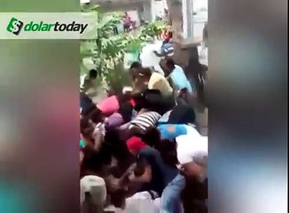 Así saquearon camión de pollo en el sector Cúa del estado Miranda