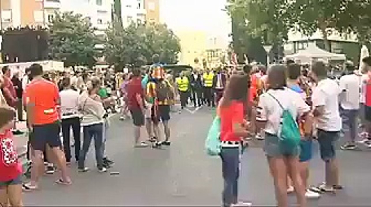 لحظة دخول أيمن عبد النور الى ملعب فالنسيا ... هاو فرحوا بيه !!!!