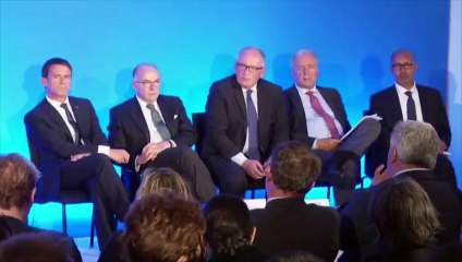 Une Femen perturbe le discours de Manuel Valls à Calais