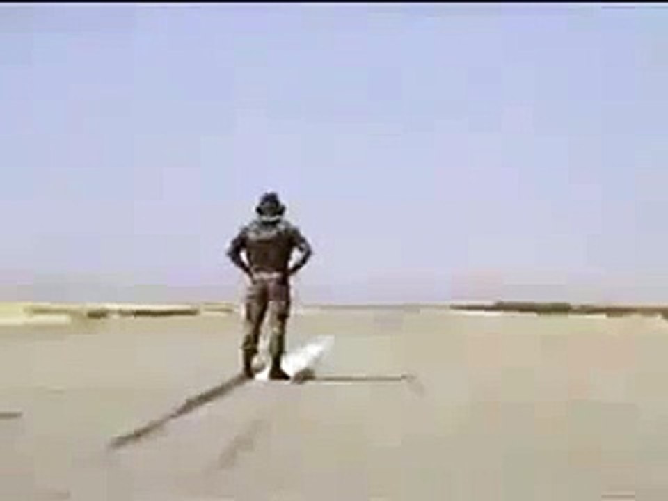 Avion a survolé sa tête! (vidéo drôle) [rzhaka étain méga fun]