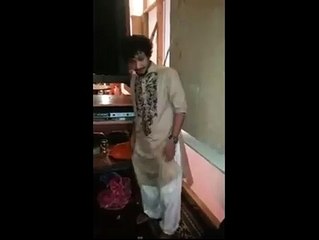 Un Pakistanais flippant réussit à faire tourner sa tête sur son dos !