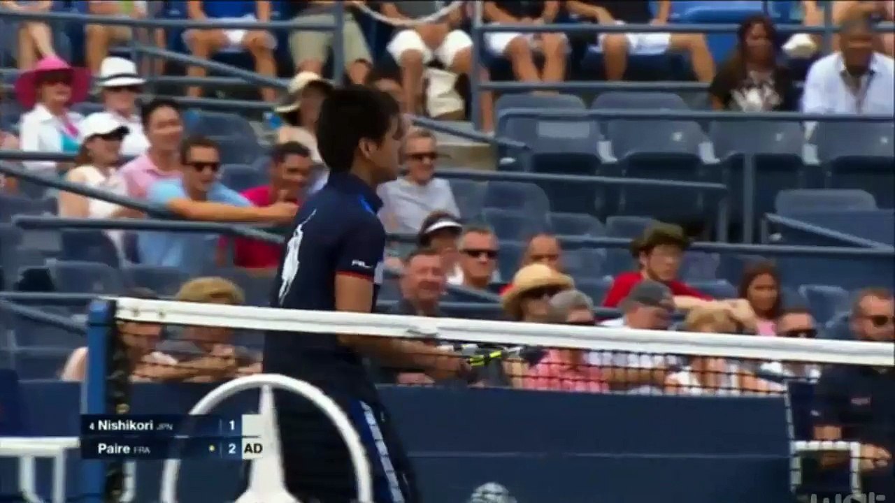 Benoit Paire envoie sa raquette au pied de la chaise d'arbitre sur un service