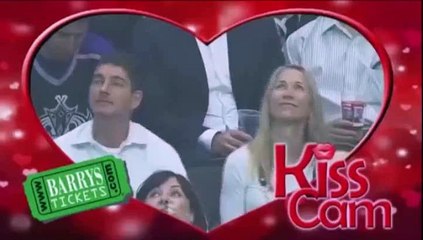 Kiss cam : ciblée, la belle femme embrasse tous les hommes à proximité d'elle