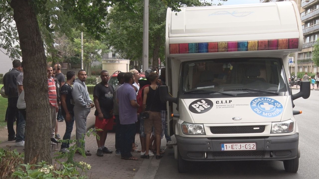 L'ONG Médecins du monde propose des soins "de première ligne" devant l'Office des étrangers