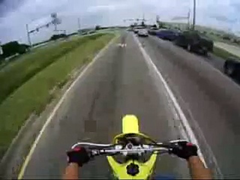 SUV runs red light and barely misses motorcycle