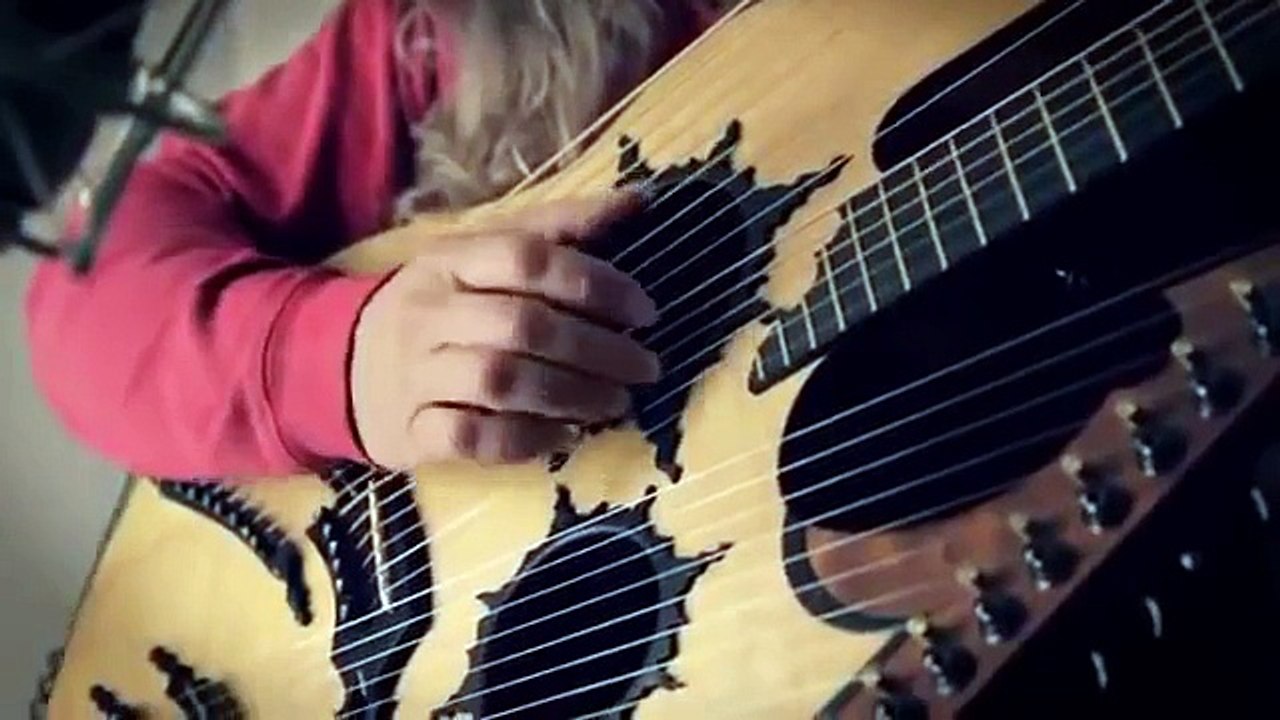 Homem_toca_Violão_de_27_Cordas_(Músico_Fantástico)