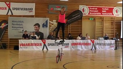 Cette jeune femme est capable de danser sur son vélo !