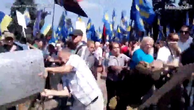 More than 100 Ukraine police injured in clashes with protesters in Kiev