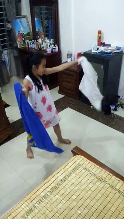 Chi em sieu nhan danh nhau qua ao