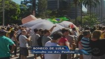 Boneco inflável do ex-presidente Lula causa tumulto na Avenida Paulista