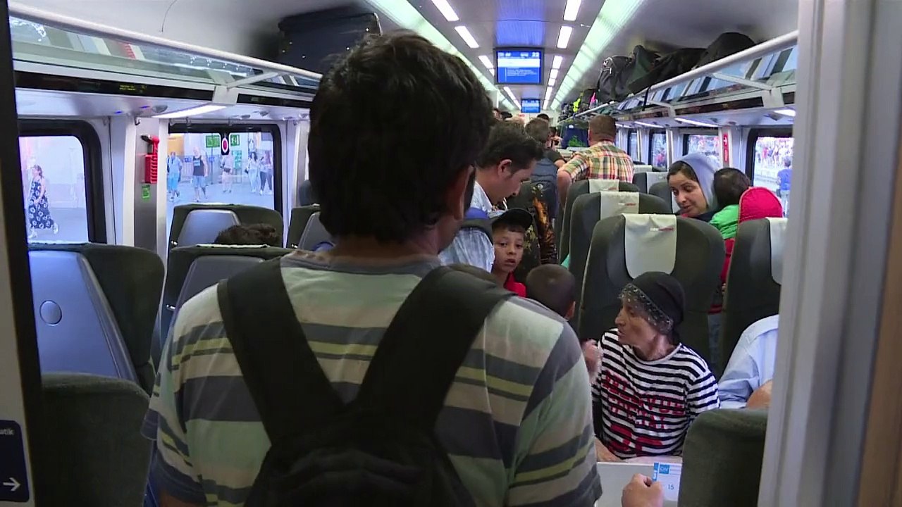 Migrants leave Budapest on trains for Austria, Germany