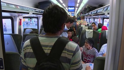 Migrants leave Budapest on trains for Austria, Germany