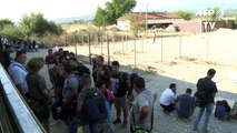 Thousands of refugees cross Macedonia by train