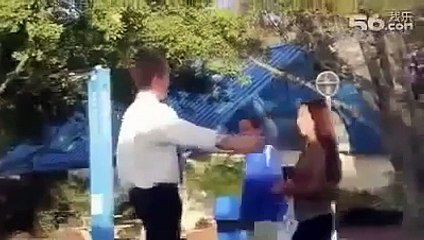 Sokak ortasında önüne geleni öpen adam, insanları şaşırtıyor