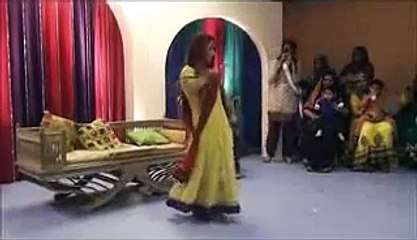 Mehwish awsome dance in mehndi