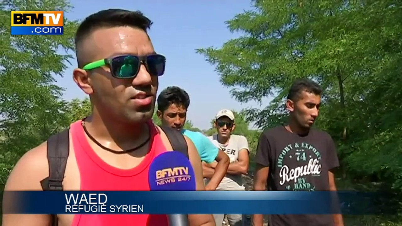 Le flux de réfugiés passe les barbelés à la frontière serbo-hongroise